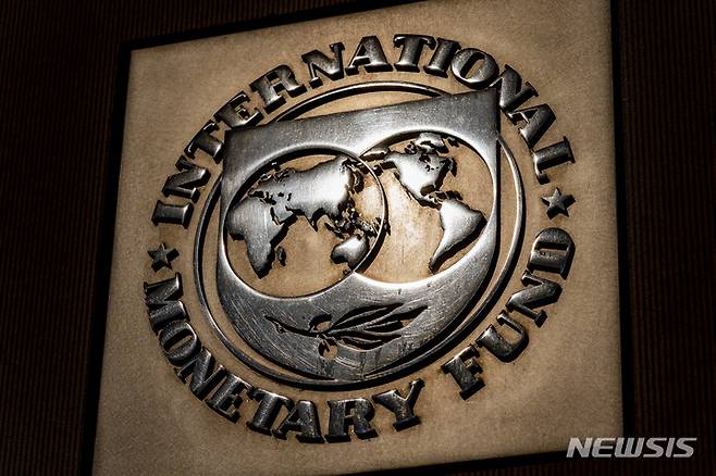 [워싱턴=AP/뉴시스] 미국 워싱턴의 국제통화기금(IMF) 빌딩에 부착된 IMF 로고.