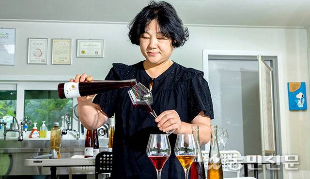 이재천 대표가 다채로운 미드 시음을 도와주려고 잔에 술을 따르고 있다.