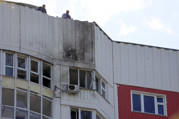 30일(현지시간) 러시아 모스크바에서 드론 공격이 벌어진 가운데 한 주거 건물이 파손됐다. TASS 연합뉴스