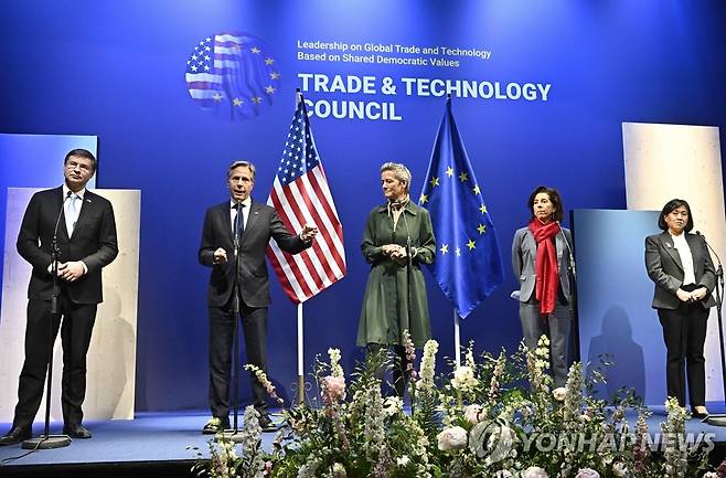 발언하는 블링컨 美국무 (룰레오[스웨덴] AP=연합뉴스) 토니 블링컨 미국 국무장관(왼쪽 두번째)이 31일(현지시간) 스웨덴 룰레오에서 열린 미-EU 무역기술협의회(TTC) 계기 기자회견에서 발언하고 있다. 2023.5.31 photo@yna.co.kr [재판매 및 DB 금지]