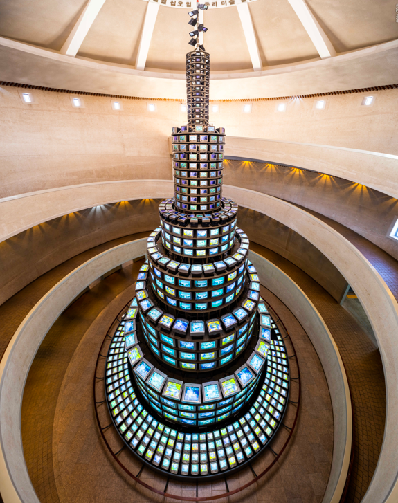 백남준 다다익선(2022복원) 1988(2022),비디오 설치,4채널 비디오,컬러,사운드,모니터 1003대,1850x1100x1100cm,국립현대미술관 소장