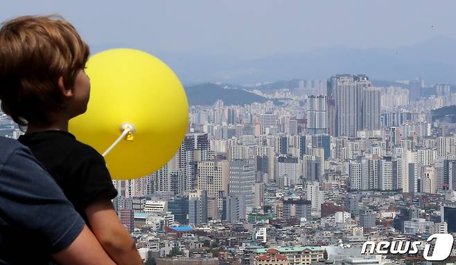 서울 중구 남산 전망대를 찾은 관광객들이 도심 속 아파트 단지를 바라보고 있다. 023.5.14/뉴스1 ⓒ News1 장수영 기자