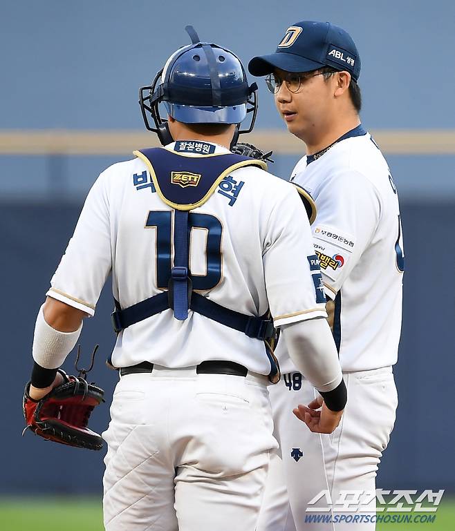 2023 KBO리그 NC 다이노스와 두산 베어스의 경기가 31일 창원NC파크에서 열렸다. NC 이용준과 박세혁이 숨을 고르고 있다. 창원=박재만 기자pjm@sportschosun.com/2023.05.31/