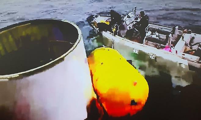 합동참모본부는 북한이 발사한 이른바 우주발사체 일부를 해상에서 인양하고 있다고 31일 밝혔다. 사진은 '북 주장 우주발사체' 일부로 추정되는 물체. /합동참모본부 제공