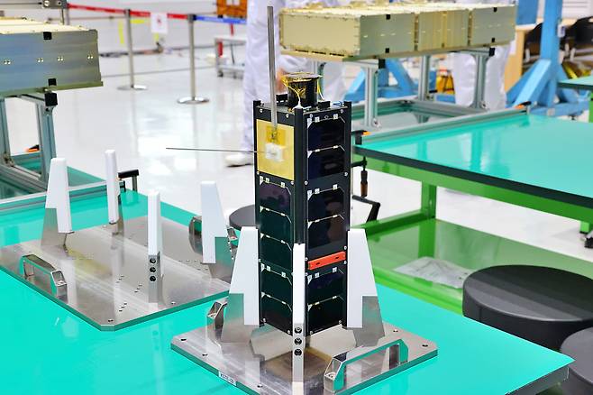 지난달 3일 전남 고흥군 나로우주센터 위성보관동에 입고된 카이로스페이스 큐브위성 KSAT3U의 모습. KSAT3U는 크기 3U로, 편광카메라를 탑재한 큐브위성이다. /한국항공우주연구원