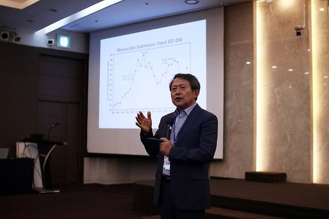 김용석 디스플레이산업협회 혁신공정사업단장이 1일 서울 강남구 호텔삼정에서 열린 ‘SID 리뷰 심포지엄’에서 SID 디스플레이위크 2023 동향을 설명했다. <사진 한국디스플레이산업협회 제공>