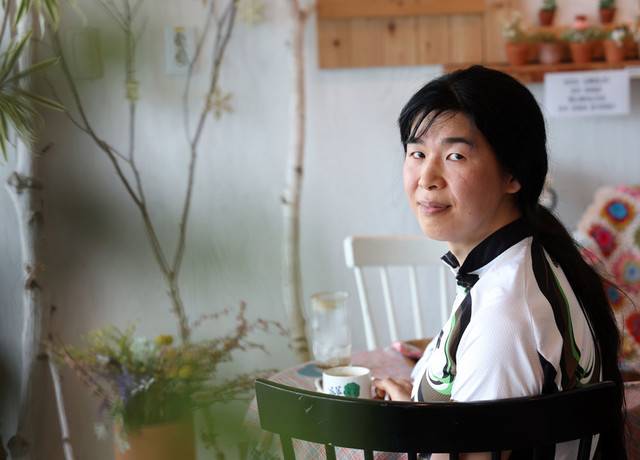 ▲ 국내 최초의 성전환 사이클 선수 나화린(37)씨가 강원 철원군의 한 카페에서 연합뉴스와 인터뷰하며 포즈를 취하고 있다. 나씨는 이달 3일부터 양양에서 열리는 제58회 강원도민체전 사이클 경기 3종목 여성 부문에 출전한다. 그는 지난해 성전환(성확정) 수술을 받고 공식적으로 여성이 됐다. 연합뉴스