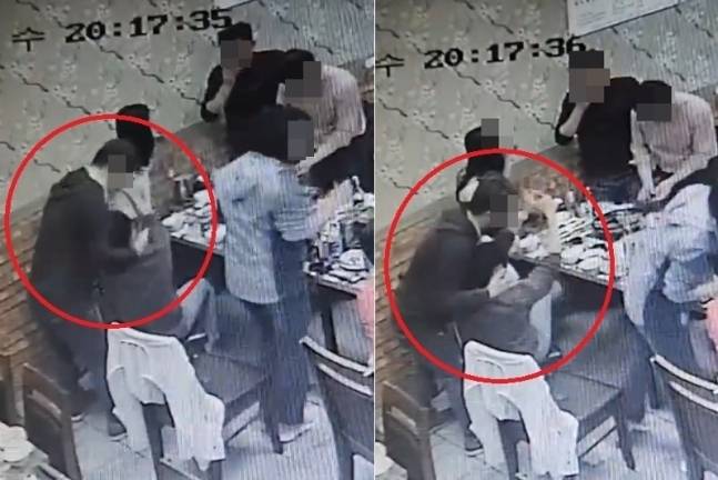 동료 여성 의원 목 끌어안는 박성호 시의원. / 사진=연합뉴스