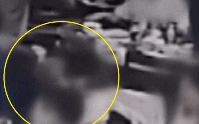 지난 10일 더불어민주당 소속 박성호 부천시의원이 동료 남성 의원과 여성 의원에게 입을 맞추고 있다. / 사진=국민의힘 제공