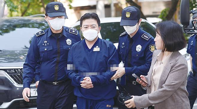 소시에테제네랄(SG)증권발 폭락 사태와 관련해 주가 조작을 주도한 의혹을 받는 H투자 자문 업체 라덕연 대표가 지난 5월 11일 오전 서울남부지방법원에서 열린 구속 전 피의자 심문(영장심사)에 출석하는 모습. (연합뉴스)