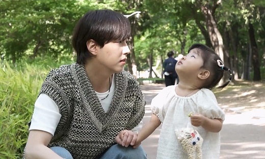  ⁇  I Live Alone  ⁇  Lee Yoo-jin makes a date with his mother, Mart, and turns into Niece and nephews housekeeping assistant.In MBC  ⁇  I Live Alone  ⁇ , which is broadcasted at 11:10 pm on the 2nd night, Lee Yoo-jins daily life, which is a girl-like mother, lovely Niece and nephew, .First, Lee Yoo-jin starts the day by cleaning the front yard of the ring. At this time, the transformation of  ⁇  Eugene House  ⁇ , which is a public release for a long time, attracts attention. The sofa and cafe table are added to the room.Lee Yoo-jin, who has finally started cooking, will look like his father, Actor Lee Hyo-jung, who is a used trader, and will steal his gaze by introducing it as a used transaction and installing it in the kitchen after disassembling it.Lee Yoo-jin is like a girl, so all three of us are cute.Lee Yoo-jin, who has discovered the taste of cooking, goes shopping for storms and upgrades his living skills by receiving a honey tip from his mother.Lee Yoo-jin also said that Mart employees look like a lot of mothers, and they look like a lot of mothers, and they do not have a fathers face.Lee Yoo-jin transforms into Mother and Niece and Nephews Housewives after dating Mart.Enthralled by the lovely charms of Niece and nephew, he is set to show off his manly skills in caring for Niece and nephew with honey dripping from his eyes.However, Lee Yoo-jins reality, The Uncle Childcare (?), which seems to have lost its stamina soon after taking care of the tireless infinite energy Niece and nephew, makes people laugh.As soon as he arrives at his home, he says that the Uncle is hard and coalesces with the sofa. The Uncle Lee Yoo-jin wonders what he will look like.Lee Yoo-jin and his familys peaceful daily life can be found on  ⁇  I Live Alone  ⁇ , which is broadcasted at 11:10 pm on the 2nd night.