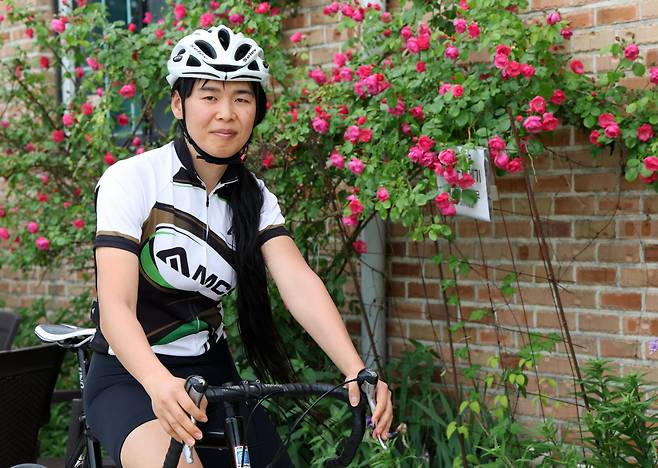 국내 최초의 성전환 사이클 선수 나화린(37)씨. 나씨는 이달 3일부터 양양에서 열리는 제58회 강원도민체전 사이클 경기 3종목 여성 부문에 출전한다. 그는 지난해 성전환 수술을 받고 공식적으로 여성이 됐다. 연합뉴스
