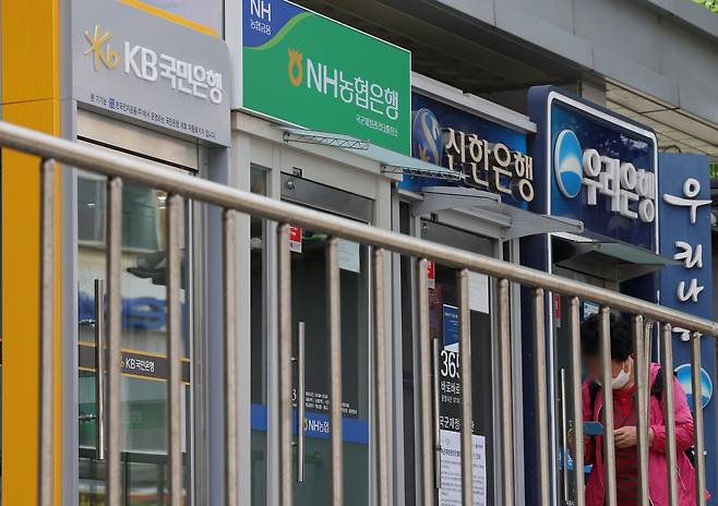 서울 한 거리에 주요 시중은행들의 현금자동입출금기(ATM)가 줄지어 놓여 있다.[연합]