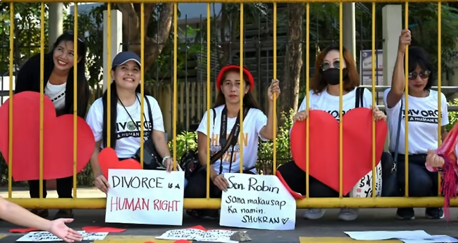 ‘이혼할 권리’를 주장하는 필리핀 여성들. 사진:AFP
