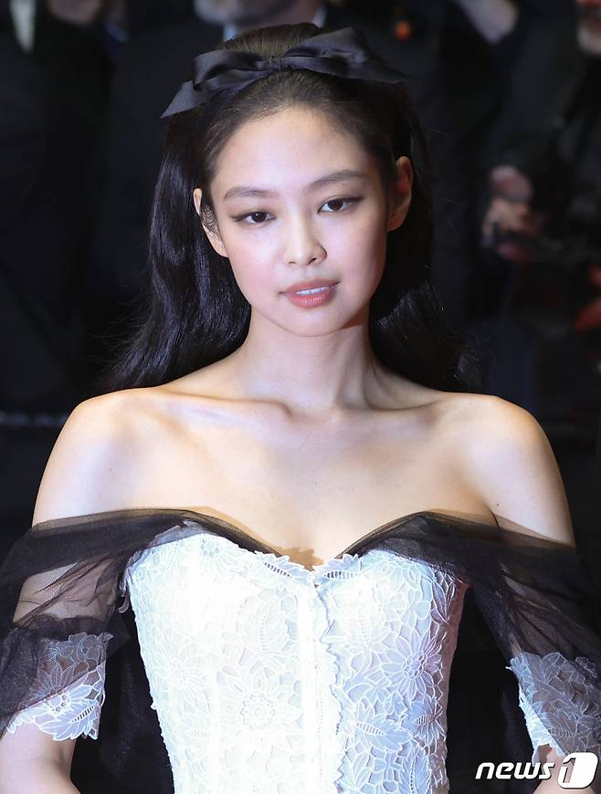 (칸=뉴스1) 이준성 기자 = 22일 오전(현지시간) 프랑스 남부 소도시 칸 ‘팔레 데 페스티발’(Palais des Festival) 뤼미에르 대극장에서 열린 HBO ‘디 아이돌’(The Idol) 월드 프리미어 시사회에서 블랙핑크 제니가 레드 카펫에 오르고 있다. 2023.5.23/뉴스1 Copyright (C) 뉴스1. All rights reserved. 무단 전재 및 재배포 금지.