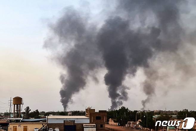 지난 5월24일(현지시간) 수단의 수도 하르툼 내 건물 곳곳에서 검은 연기가 치솟고 있는 모습. 전날 수단 정부군과 반군은 휴전협정을 체결했지만 교전은 이어졌다. 2023.05.24. ⓒ AFP=뉴스1 ⓒ News1 김성식 기자