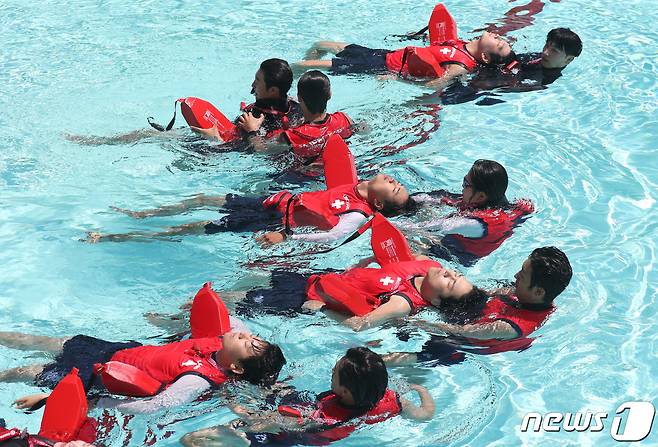 25일 오전 경기 용인시 처인구 캐리비안 베이 파도풀에서 라이프가드들이 수상 인명구조 모의훈련을 하고 있다. 캐리비안 베이는 오는 26일 파도풀 오픈을 시작으로 야외 어트랙션들을 순차적으로 가동해 나갈 예정이다. 2023.5.25/뉴스1 ⓒ News1 김영운 기자