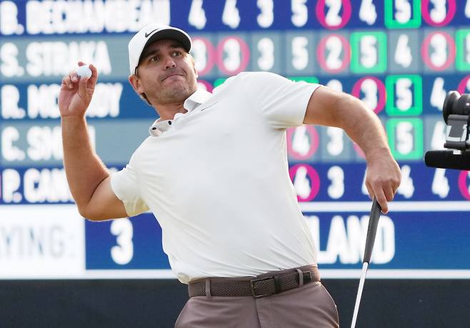 브룩스 켑카가 지난달 22일(한국시간) 오크힐CC에서 열린 PGA챔피언십에서 우승을 확정한 뒤 스릭슨 Z-스타 다이아몬드 볼을 갤러리에게 선물하고 있다. 로체스터(미 뉴욕주) | UPI 연합뉴스