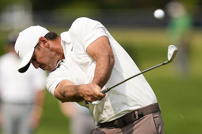 브룩스 켑카가 지난달 22일(한국시간) PGA챔피언십에서 스릭슨 ZX MkII 아이언으로 샷하고 있다. 로체스터(미 뉴욕주) | AP 연합뉴스