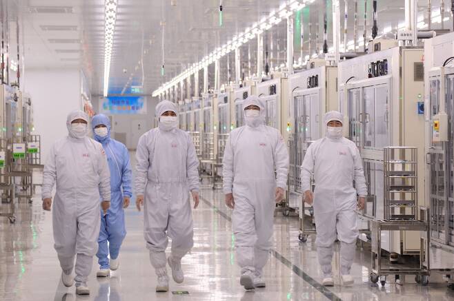 이재용 삼성전자 회장(오른쪽 두번째)이 지난 3월 24일 중국 텐진에 위치한 삼성전기 사업장을 방문해 MLCC 생산 공장을 점검하고 있다./뉴스1
