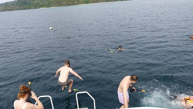 스노클링을 하러 물속으로 뛰어드는 관광객들. 대부분 유럽 지역에서 온 사람들이다. 안영배 기자
