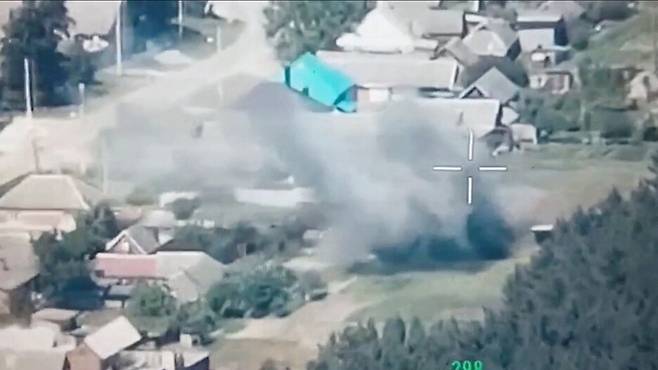 1일(현지시각) 친우크라이나 성향 러시아 반군단체(Freedom of Russia Legion)가 소셜미디어를 통해 러시아 벨고로드 지역 한 마을에서 러시아 군사 시설이 파괴되고 있는 모습을 공개했다. 로이터 연합뉴스