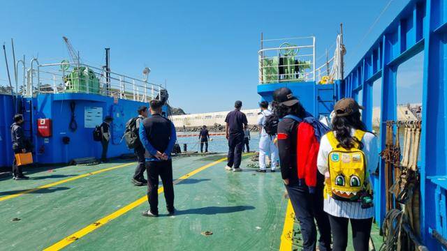 지난 25일 전남 영광군 낙월면 안마도를 찾은 관광객과 섬 주민들이 입도를 준비하고 있다. 영광=김진영 기자