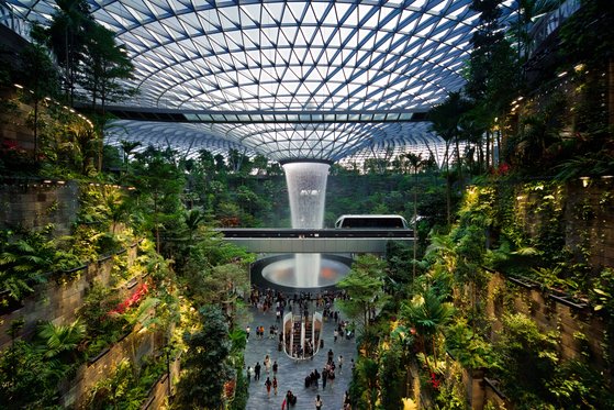 싱가포르 창이공항의 시세이도 삼림계곡. 2019년 준공됐다. 공간 설계의 끝판왕이라 할만하다. 도시국가 싱가포르의 면모를 여실히 보여준다. [사진 위키피디아]