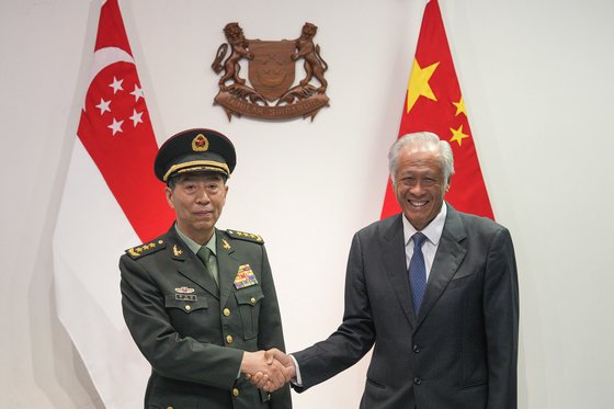 리샹푸 중국 국방장관(왼쪽)은 1일 싱가포르를 방문해 응엥헨 싱가포르 국방장관과 회동했다. 중국 관영 CCTV는 양국 장관이 ‘군사 문제에 관한 핫라인 구축 양해 각서’에 서명했다고 전했다. AP=연합뉴스