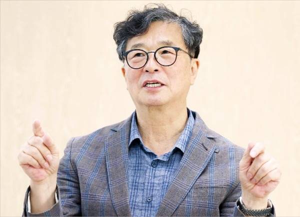 이성용 한국인구학회장이 지난달 26일 한국경제신문사 사옥에서 본지와 인터뷰하며 저출산 극복 방안을 설명하고 있다. 이 학회장은 “서구와 다른 한국식 인구 해법이 필요하다”고 강조했다. /김범준 기자