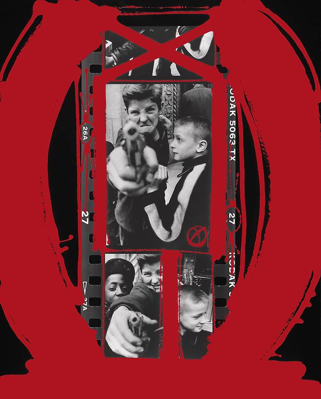 Gun1(1954), 퐁피두센터에서의 회고전의 도록 표지와 포스터로 사용한 페인티드 콘택트. 2005. (C)Estate of William Klein, 뮤지엄한미 제공