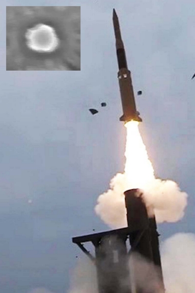 한국형 미사일방어체계(KAMD)의 핵심 전력인 장거리 지대공유도무기 'L-SAM'의 요격 미사일이 30일 화염을 뿜으며 발사되고 있다. 국방과학연구소(ADD)는 L-SAM 요격 미사일의 요격시험에 성공했다고 밝혔다. 왼쪽 위 작은 사진은 L-SAM의 요격 미사일이 북한 탄도미사일을 상정한 표적 미사일을 요격하는 적외선 영상. 국방부·ADD 제공