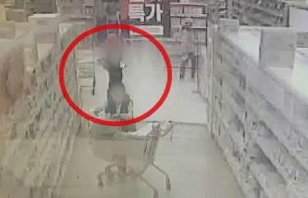 마트에서 분유를 훔치고 있는 40대 미혼모의 모습. 강원경찰청 제공
