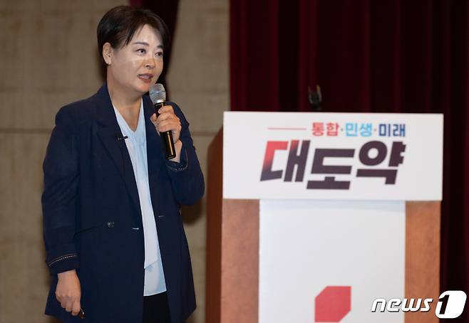 (천안=뉴스1) 이재명 기자 = 한국개발연구원(KDI) 출신인 윤희숙 전 의원이 25일 오후 충남 천안시 동남구 재능교육연수원에서 열린 2022 국민의힘 연찬회에서 ‘다시 뛰는 대한민국 경제’를 주제로 강연하고 있다. 2022.8.25/뉴스1 Copyright (C) 뉴스1. All rights reserved. 무단 전재 및 재배포 금지.