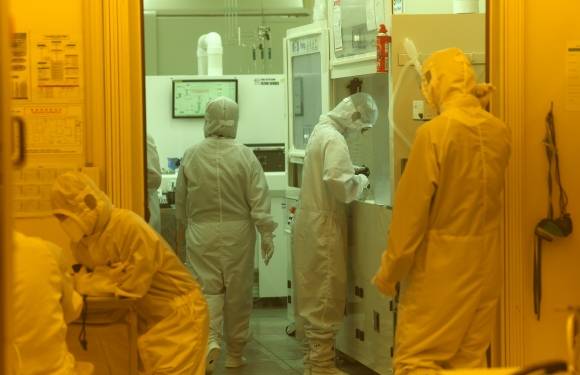 1일 오후 대전 한국전자통신연구원(ETRI) 반도체 실험실 모습. 이날 과학기술정보통신부는 ‘반도체 설계 검증 인프라 활성화 사업’ 추진을 위한 협약식과 현판식을 열고 관련 대학생과 대학원생이 비싼 비용을 들이지 않고도 자신이 설계한 칩을 직접 제작, 검증할 수 있는 ‘내 칩(My Chip) 제작 서비스’를 시작한다고 밝혔다. 2023.6.1 연합뉴스