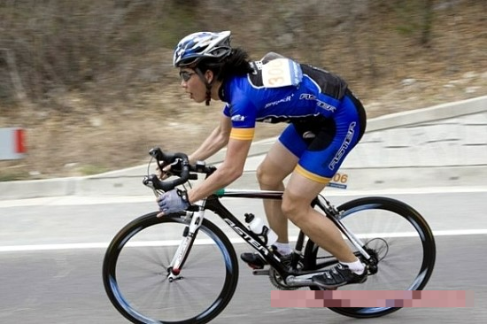 트랜스젠더 나화린씨가 남성 시절 사이클을 타는 모습. 나화린씨 제공