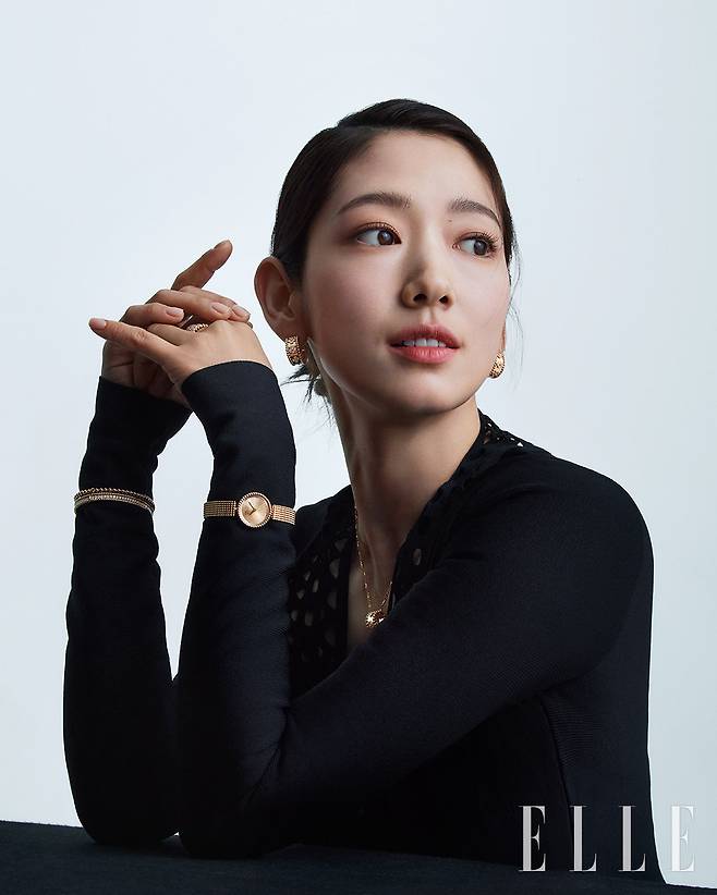 Fashion magazine  ⁇  Elle  ⁇  released the Park Shin-hye pictorial on the 2nd day. Park Shin-hye in the photograph brought positive energy with a unique smile.Park Shin-hye, who returned in April after about a year after her sons birth, catches the eye.On the other hand, Park Shin-hye JTBC is in the midst of filming a new drama  ⁇  Doctor Slump  ⁇ .Photography by Elle