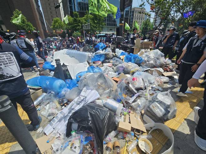 지난달 17일 민주노총 건설노조의 대규모 집회가 열렸던 서울 중구 세종대로 일대에 쓰레기가 산더미처럼 쌓여있다. (사진=이데일리 이영민 수습기자)