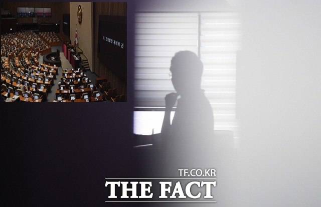 더불어민주당 출신 김남국 의원의 가상자산 보유·거래 의혹을 계기로 국회의원들의 가상자산 투자에 대한 국민적 관심이 높은 가운데 <더팩트>가 지난달 16~29일 김 의원을 제외한 국회의원 299명의 가상자산 보유 경험에 대한 설문조사를 진행했다. 거대 양당 지도부의 사실상 제지 속에 76명의 의원이 답했다. 사진은 잠행을 이어간 김 의원이 지난달 26일 경기도 안산시 지역사무소 내 불 꺼진 사무실에서 고심하는 모습. /안산=이새롬 기자