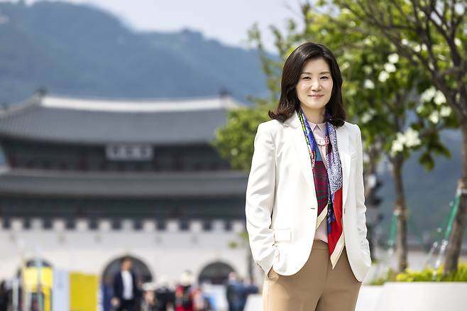 <아무튼, 주말>과 인터뷰를 하고 있는 오미연. /양수열 영상미디어 기자