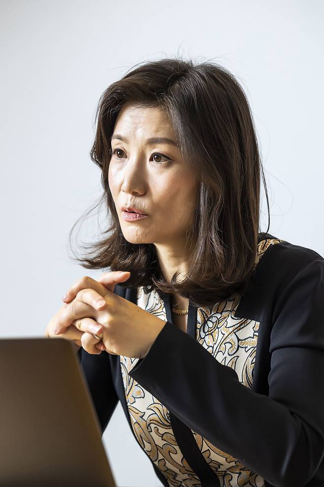 <아무튼, 주말>과 인터뷰를 하고 있는 오미연. /양수열 영상미디어 기자