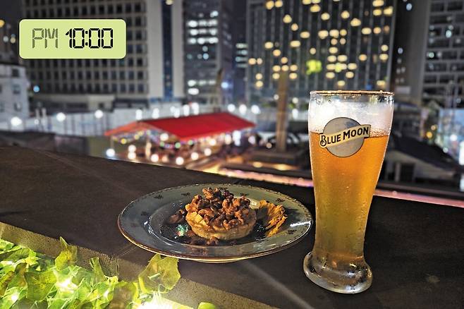 오후 10시 을지로3가 루프톱 바에서 본 도심의 두 표정. 원경에는 오피스 빌딩들이, 근경에는 다른 루프톱 바와 공사장 가림막이 보인다. /이건송 영상미디어 기자·김은경 기자