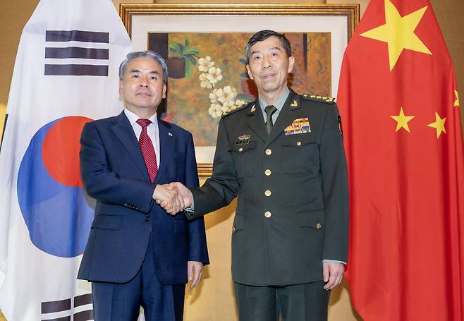 이종섭 국방부 장관(왼쪽)과 리상푸 중국 국방부장. /뉴스1