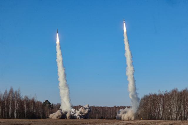러시아가 우크라이나를 침공하기 9일 전인 지난해 2월 15일 벨라루스 고멜 훈련장에서 러시아군과 벨라루스군이 연합훈련을 하던 중 초정밀 타격 미사일인 토치카-U를 발사하고 있다. 고멜=EPA 연합뉴스
