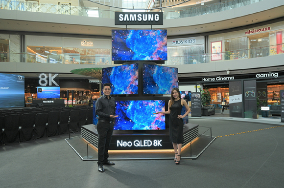 싱가포르 마리나 베이 샌즈에 마련한 삼성전자 TV 신제품 체험존에서 삼성전자 직원과 모델이 2023년형 Neo QLED 8K를 선보이고 있다. [사진=삼성전자]