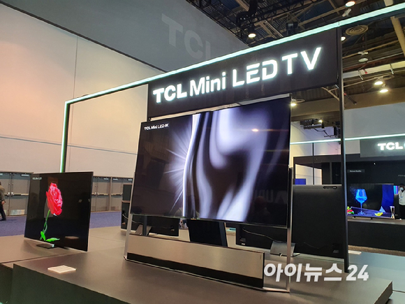 지난해 1월 열린 'CES 2022'에 전시된 TCL 미니 LED TV [사진=장유미 기자]