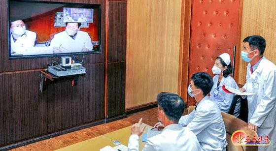 북한 노동당 기관지 노동신문은 22일 평양의학대학병원 의료진의 사진을 싣고 "먼거리의료봉사체계를 통한 의사협의회를 강화하고 있다"라고 보도했다. 뉴스1