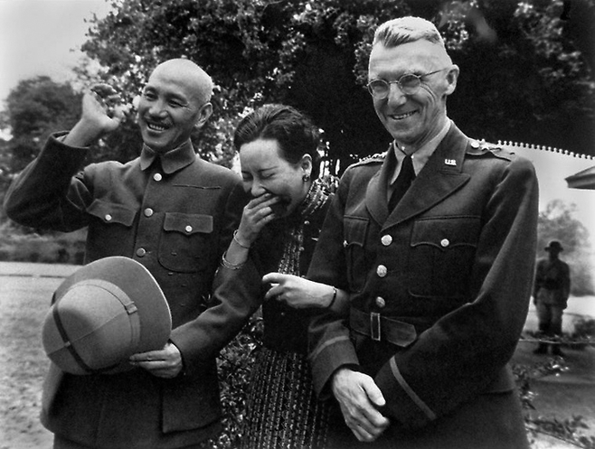 1942년 4월19일 버마 메이묘에서 장제스 부부와 미군 사령관인 조지프 스틸웰(오른쪽)이 환하게 웃고 있다. 평화는 오래가지 못했다. 스틸웰은 장제스의 최정예부대를 넘겨받아 버마에서 일본군과 싸우지만 수차례 오판을 하며 중국군을 위기에 몰아넣었다. 교유서가 제공