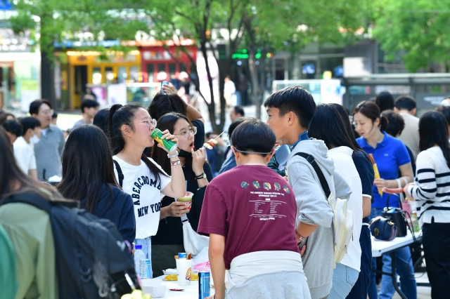 수많은 청소년, 청년들이 2일 서울 서초구 사랑의교회(오정현 목사)에서 열린 ‘빌리 그레이엄 전도대회 50주년 기념대회 청소년 집회’에 참석한 모습. 신석현 포토그래퍼
