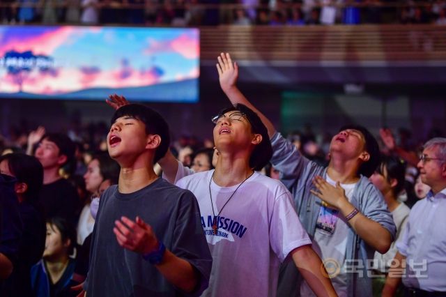 '2023 빌리 그레이엄 전도대회 50주년 기념대회 청소년 집회'에 참석한 청소년들이 2일 사랑의교회 본당에서 손을 들고 찬양하하는 모습. 신석현 포토그래퍼